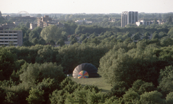 806094 Afbeelding van het oplaten van een luchtballon in het Park Transwijk te Utrecht.